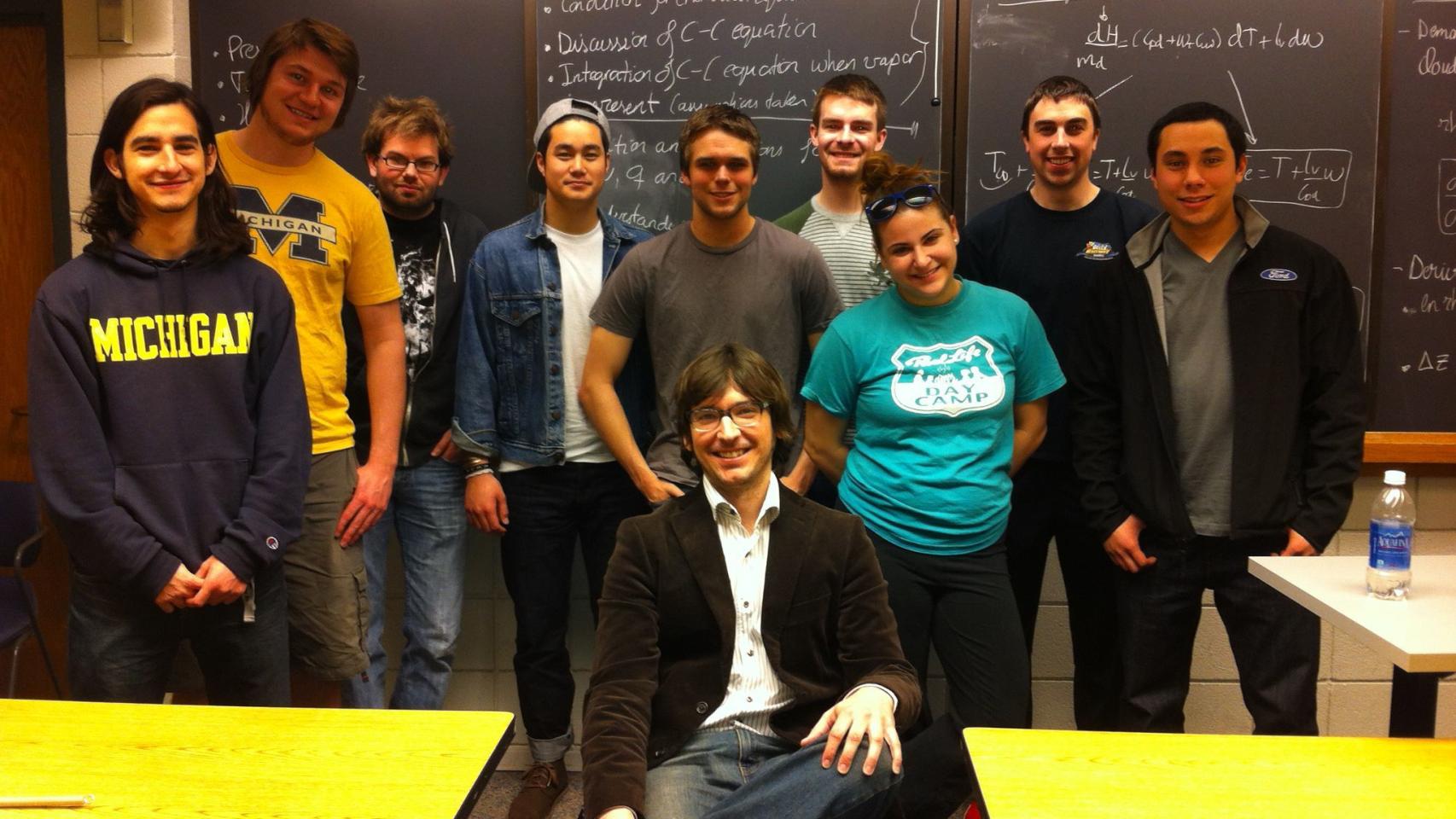 Germán Martínez, sentado en el centro, junto a algunos de sus alumnos de la Universidad de Michigan.