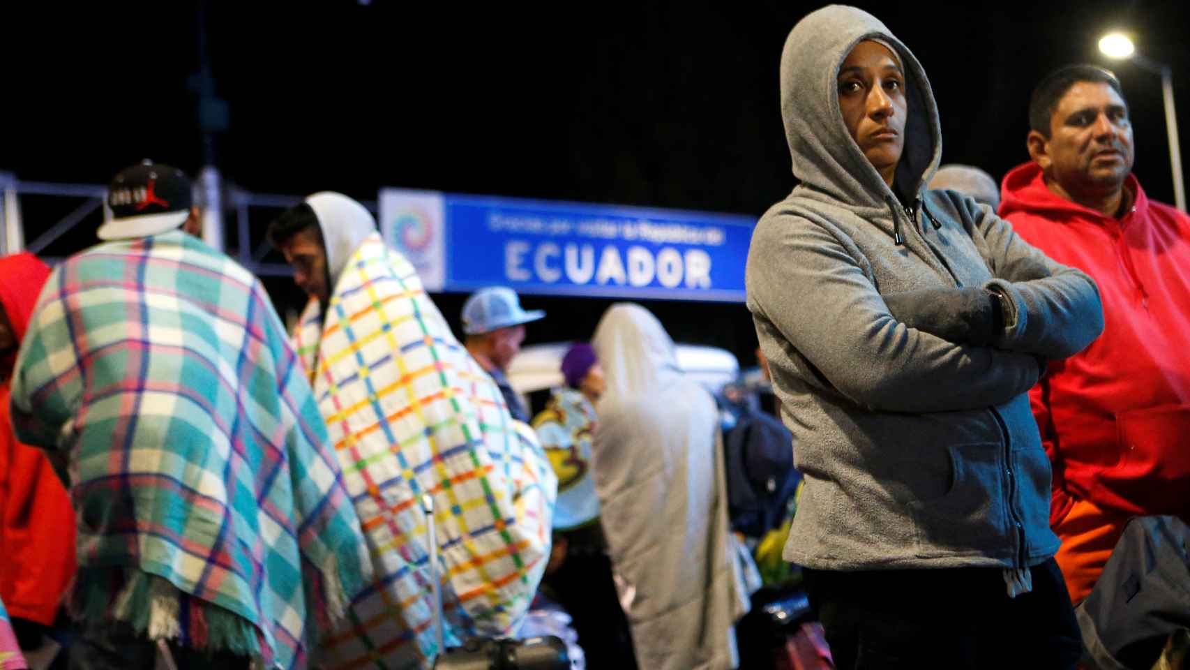 Personas varadas en la frontera de Colombia con Ecuador.