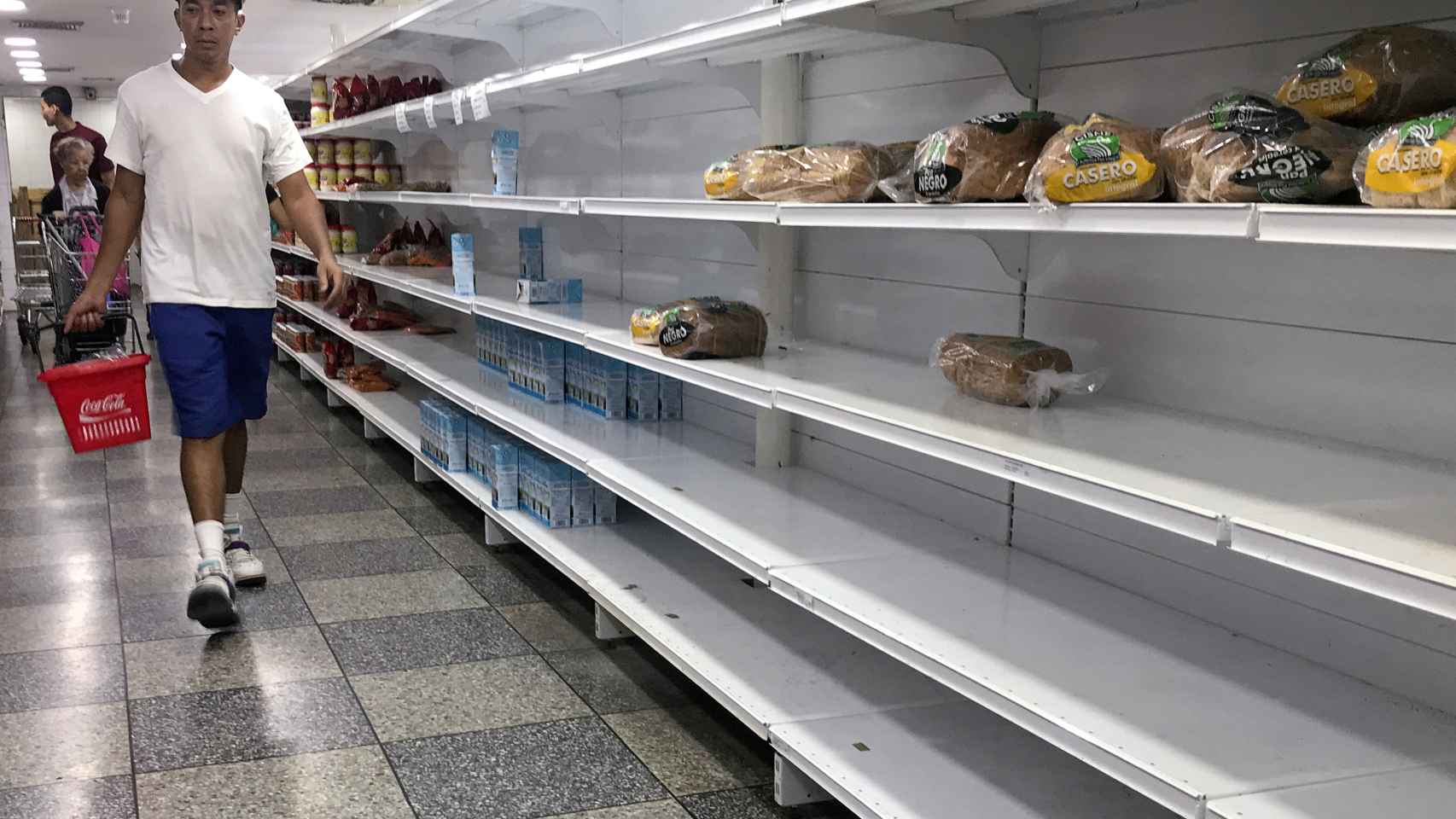 Lineales vacíos en un supermercado de Caracas.