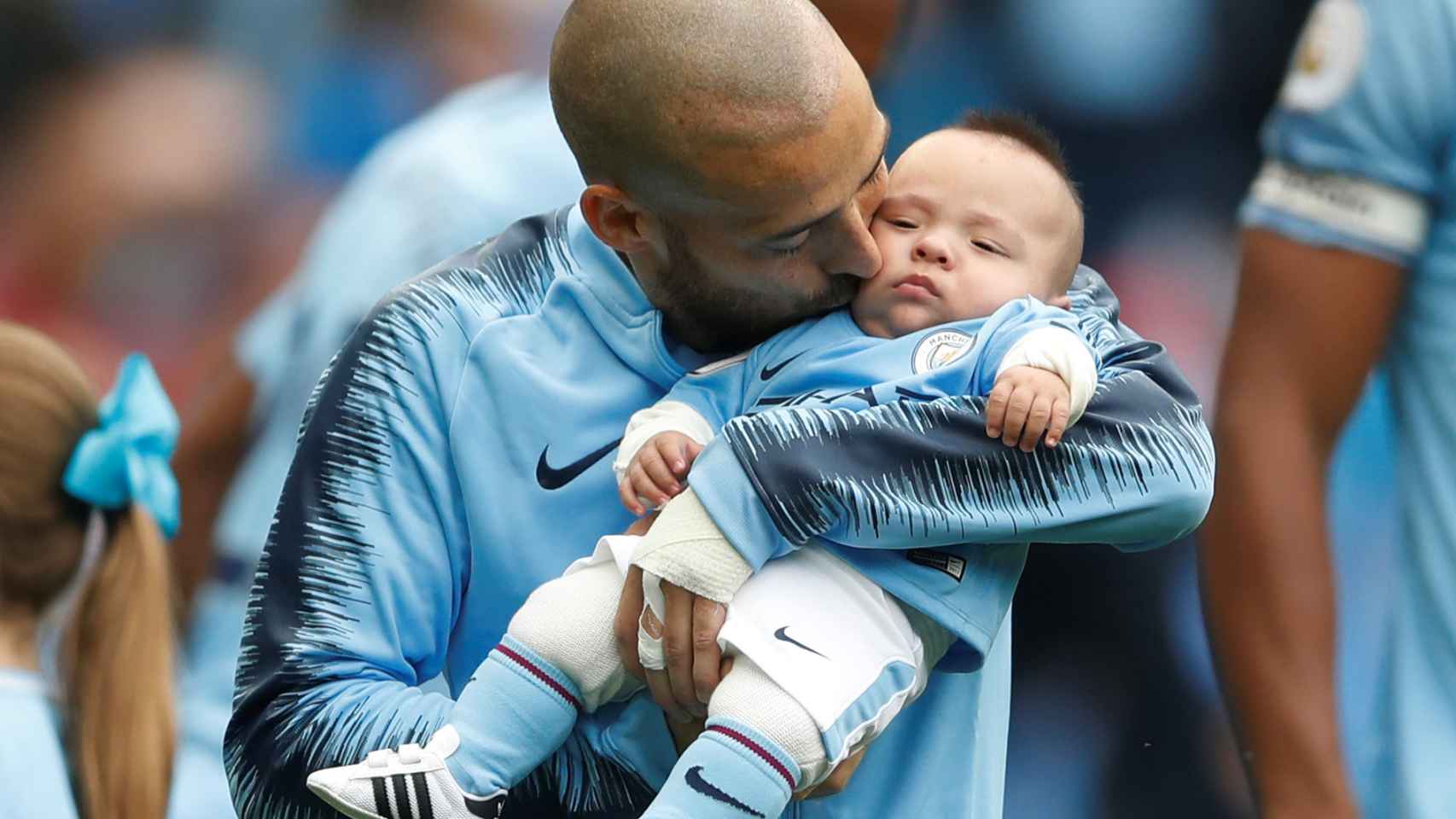 David Silva le da un beso a su hijo antes del Manchester City - Huddersfield