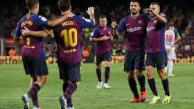 Los jugadores del Barcelona se abrazan tras marcar un gol