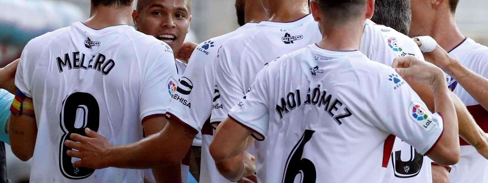 Los jugadores del Huesca celebran el primer gol del equipo ante el Eibar
