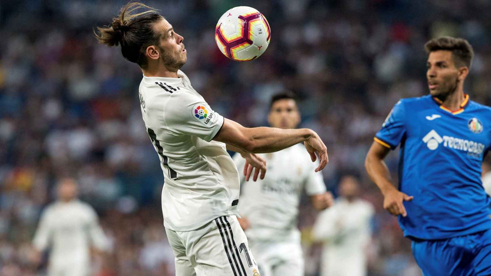 Gareth Bale, controlando un balón con el pecho