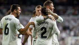 Sergio Ramos abraza a Carvajal tras su gol