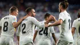 Los jugadores del Real Madrid celebran un gol de Carvajal
