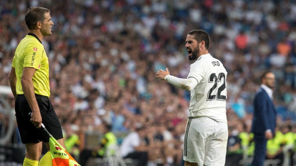 Isco Alarcón reclama una jugada al juez de línea
