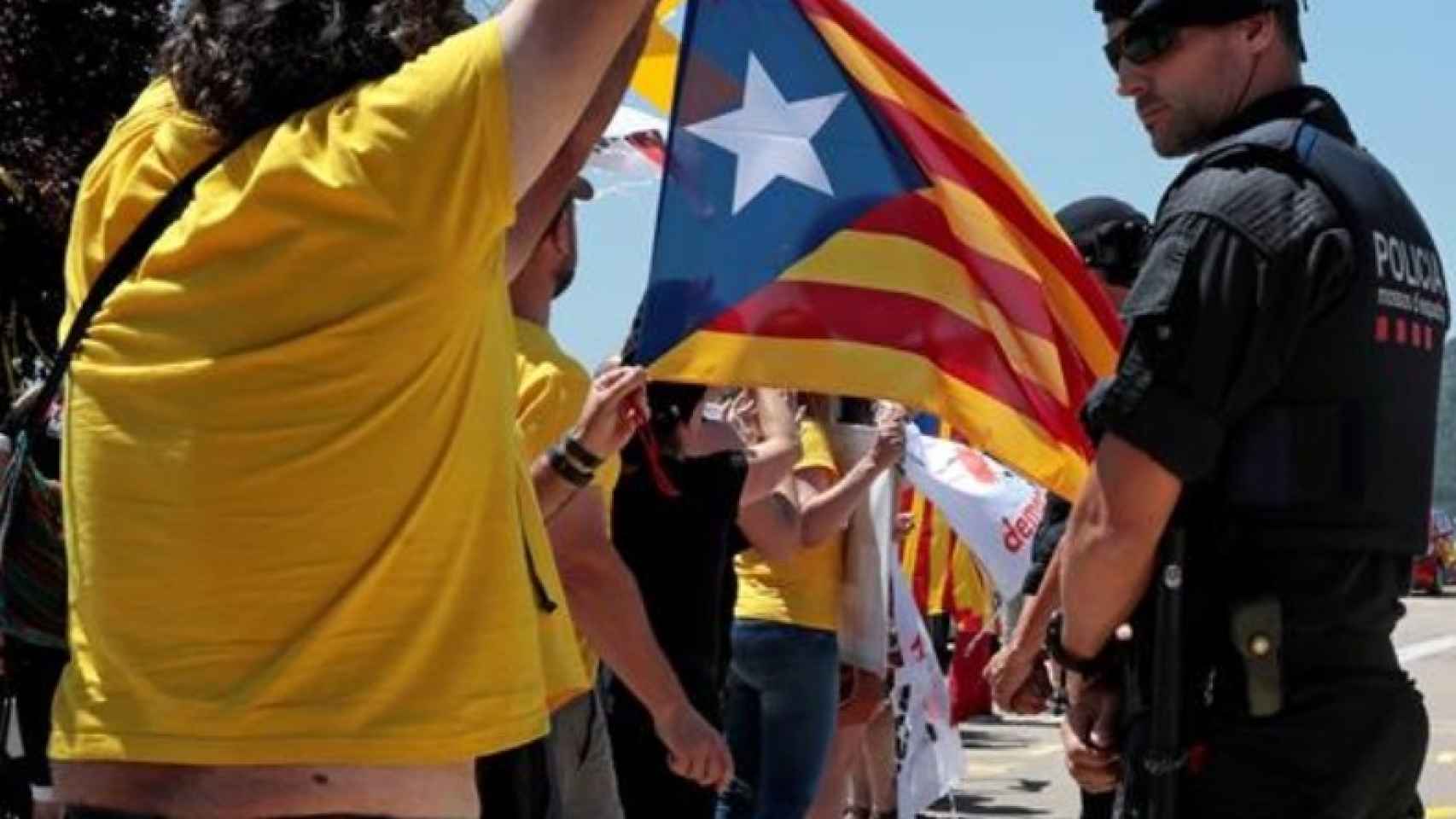 Un mosso d'Esquadra ante manifestantes independentistas en Cataluña.