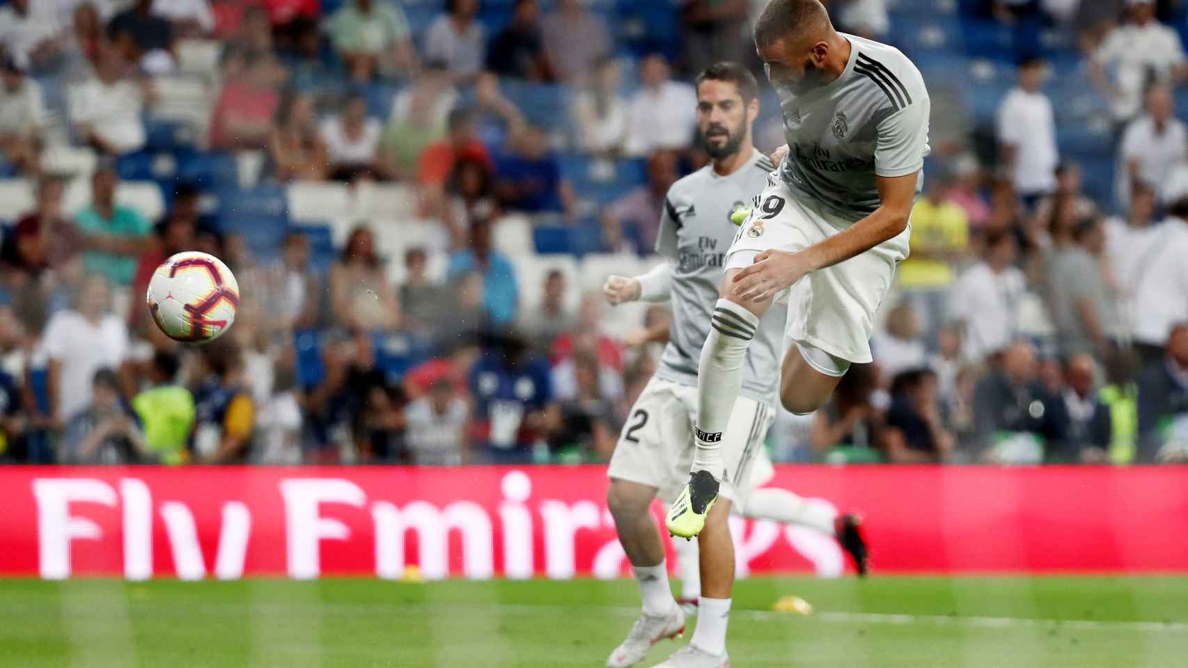 Karim Benzema e Isco, calentando sobre el Santiago Bernabéu