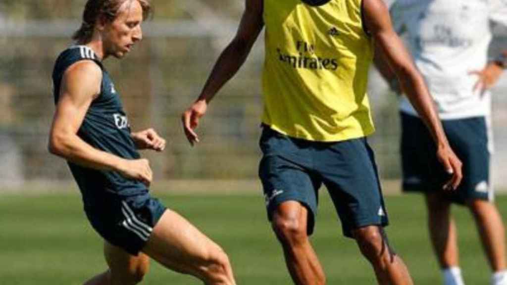 Varane y Modric durante un entrenamiento