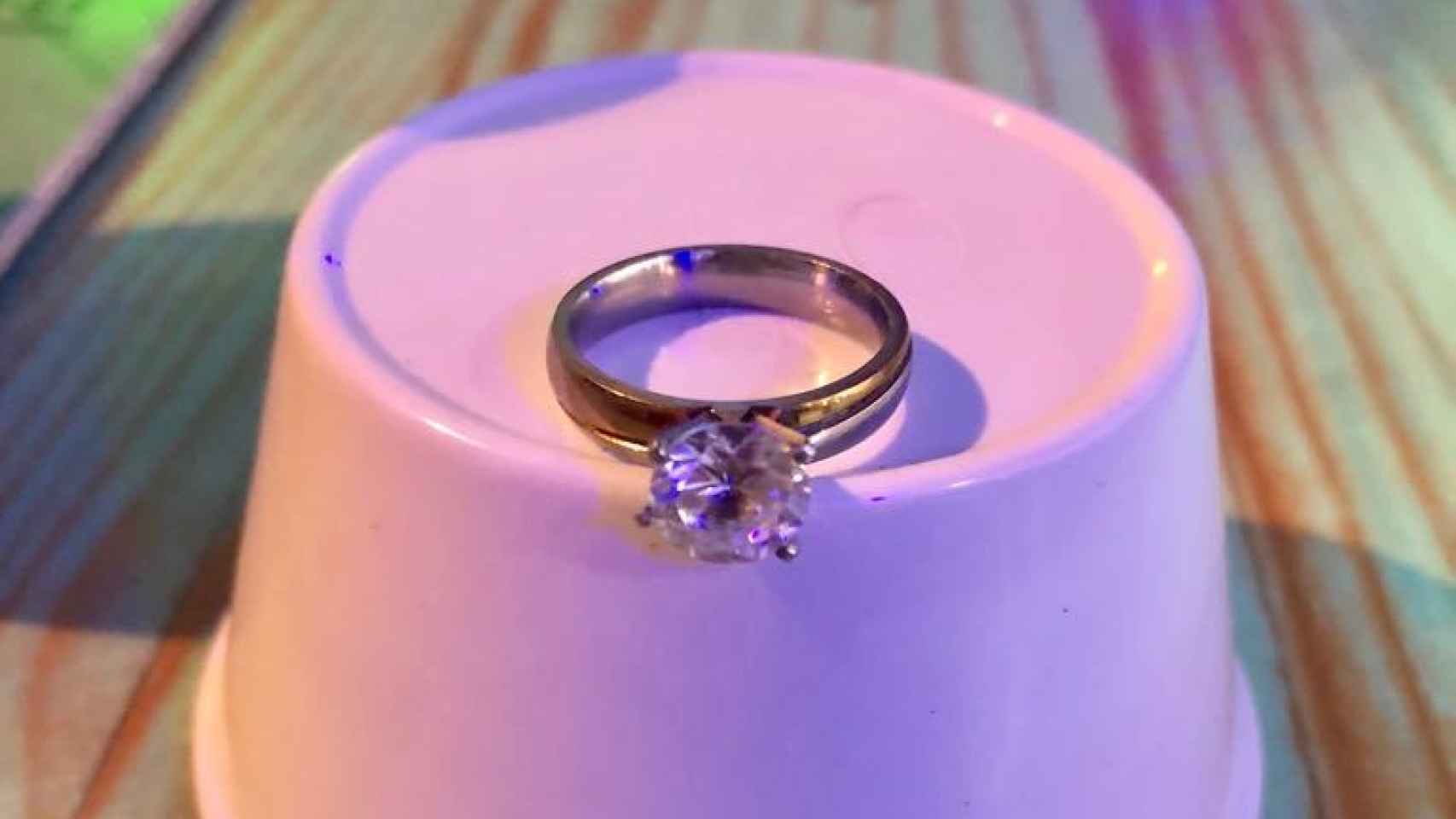 El anillo de compromiso que le ha regalado a Liv.