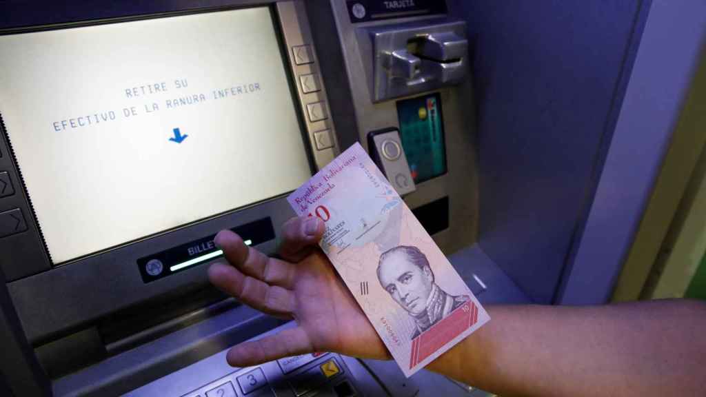 Los cajeros ya han empezado a dispensar la nueva moneda 'soberana' de Venezuela
