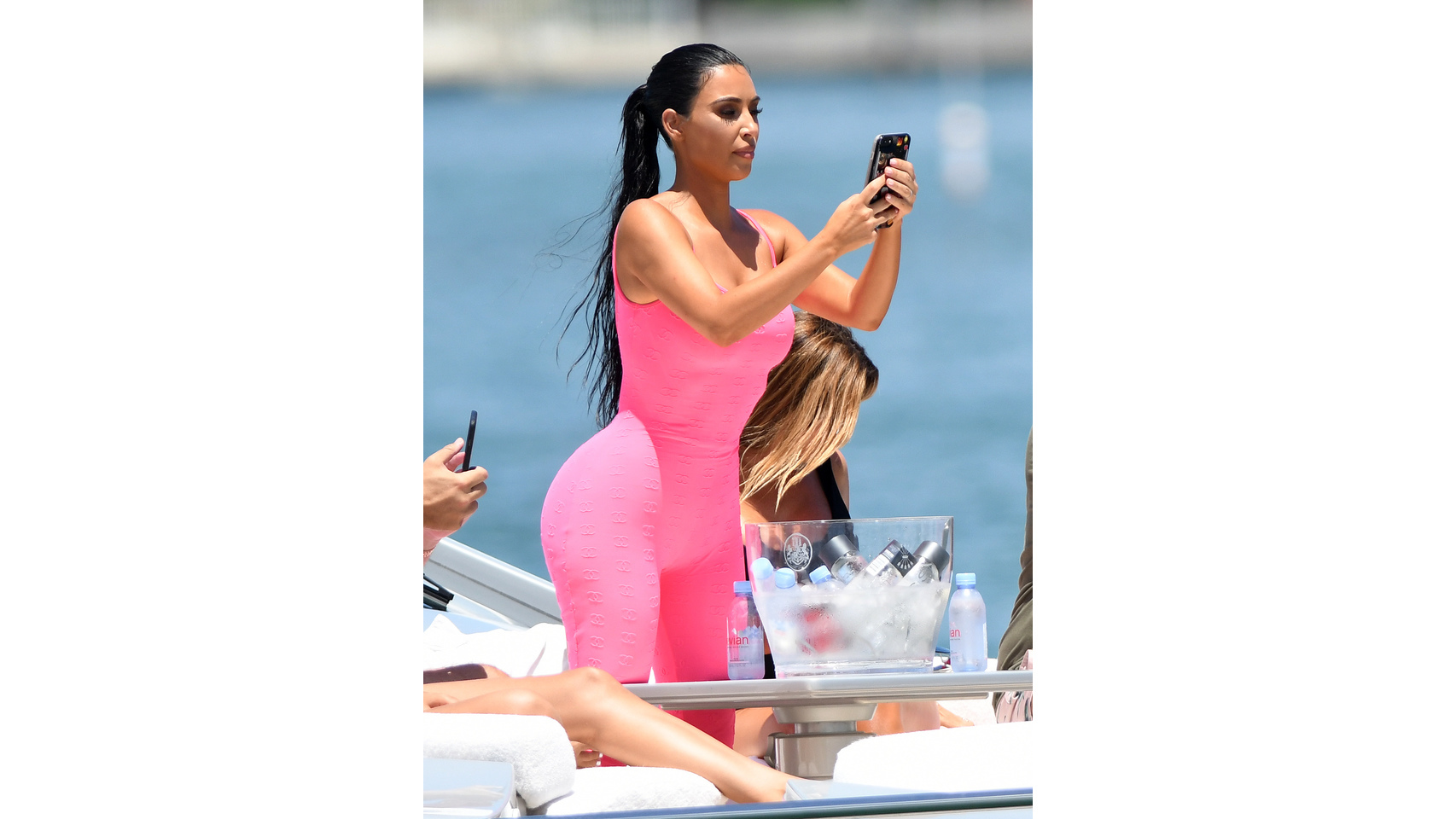 Neón, látex y ceñido: la tendencia 'Barbie' impuesta por Kim Kardashian