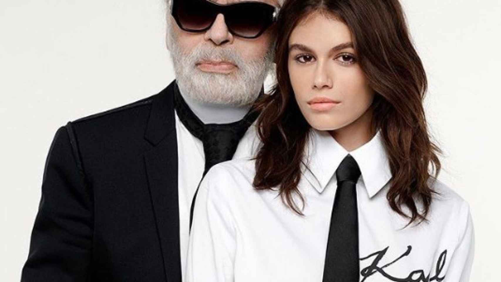 Karl Lagerfeld y Kaia Gerber posando en una foto de sus redes sociales para presentar su nueva colección.
