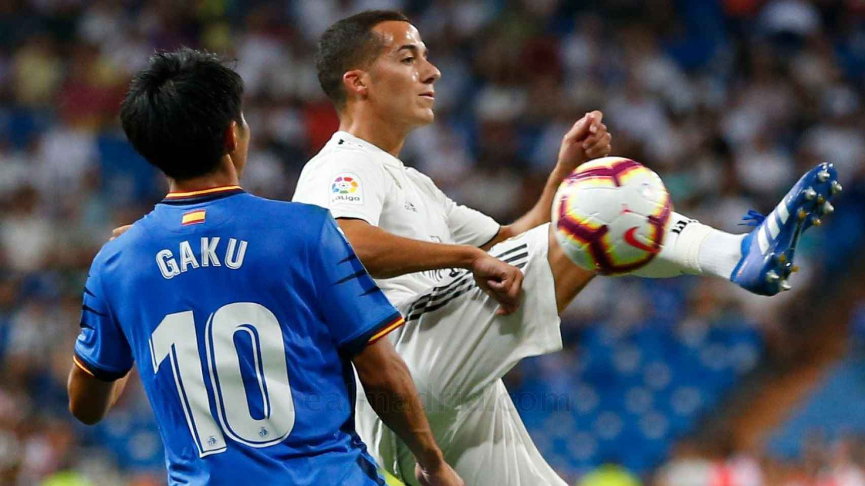 Lucas Vázquez lucha por un balón durante un partido
