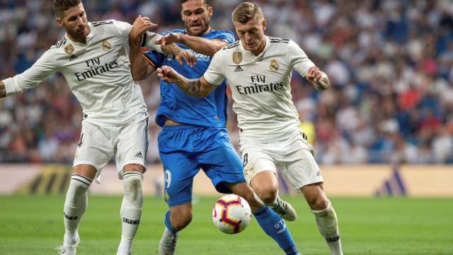 Kroos y Ramos luchan por un balón durante el partido contra el Getafe