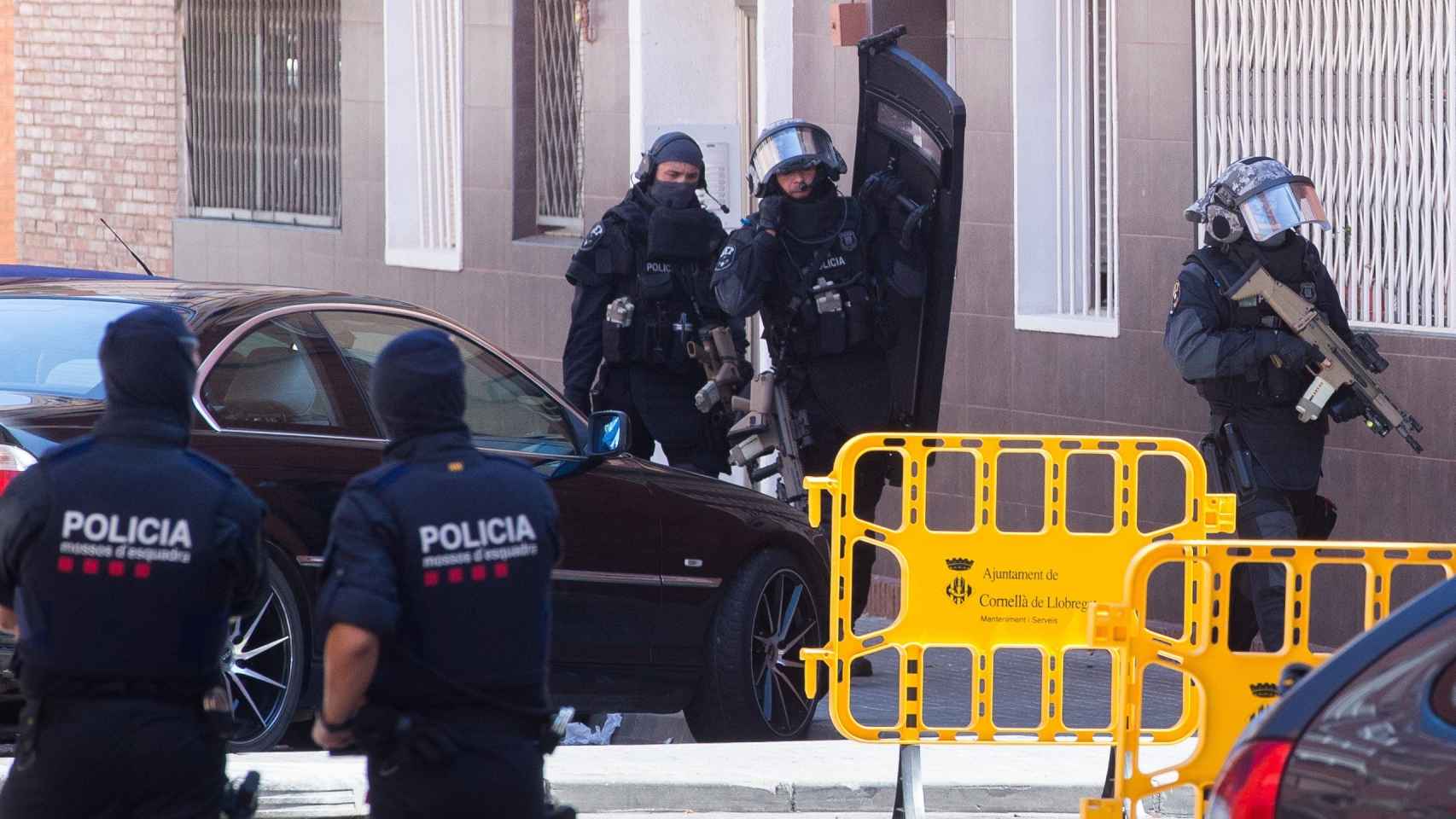 Mossos registran la casa del hombre abatido al atacar la comisaría de Cornellá.