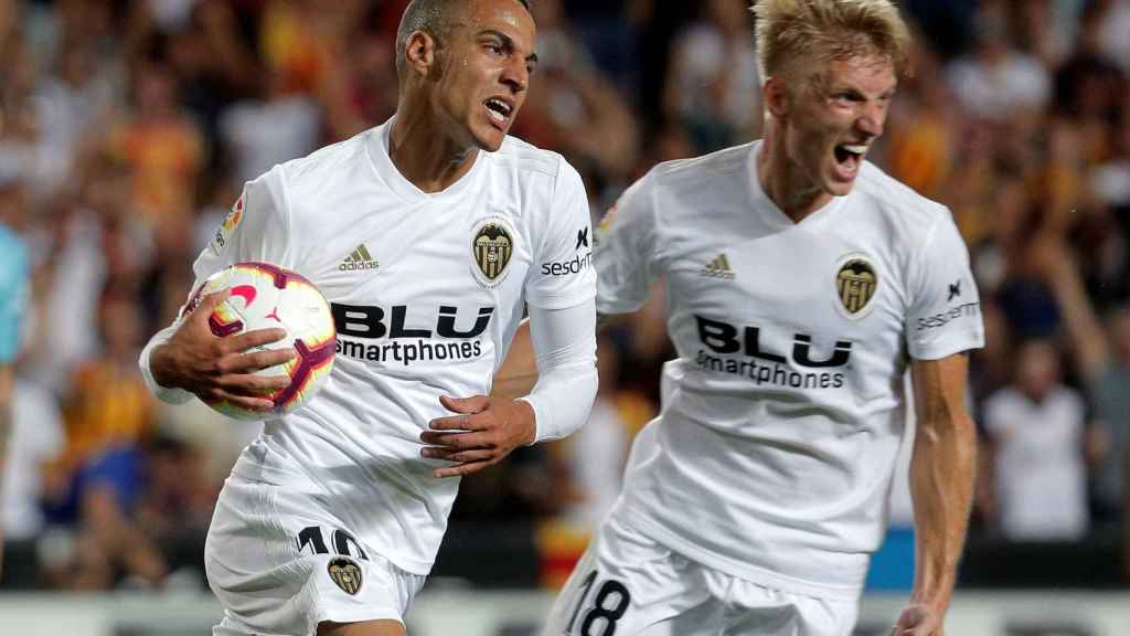 Rodrigo y Wass celebran un gol del Valencia