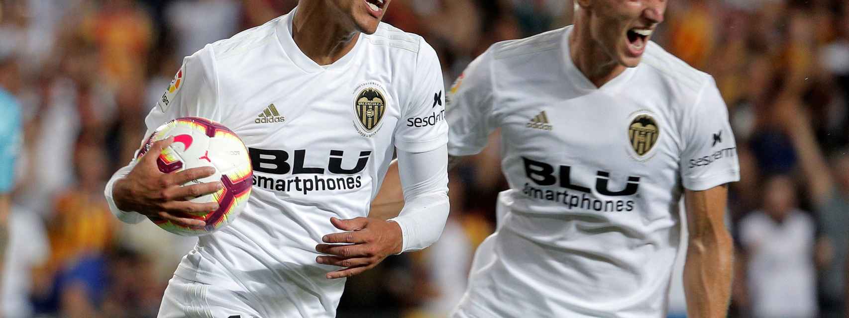 Rodrigo y Wass celebran un gol del Valencia