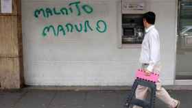 Un cajero de Caracas con una pintada contra el presidente venezolano