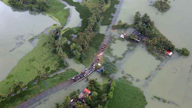 Un camino parcialmente sumergido en una zona inundada en el estado sureño de Kerala.