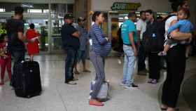 Una mujer embarazada, junto a otros inmigrantes, en la estación de autobuses de Texas.
