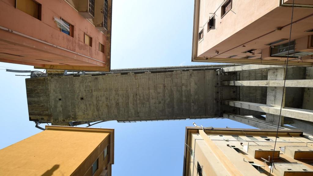 El puente Morandi visto desde abajo.