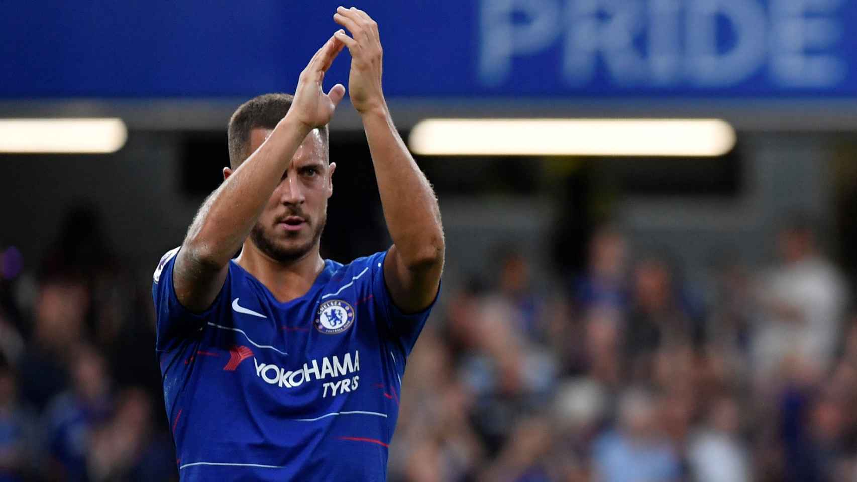 Eden Hazard aplaude a la afición de Stamford Bridge durante el Chelsea - Arsenal