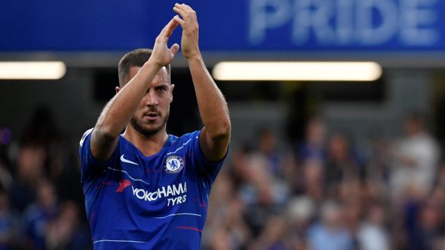 Eden Hazard aplaude a la afición de Stamford Bridge durante el Chelsea - Arsenal