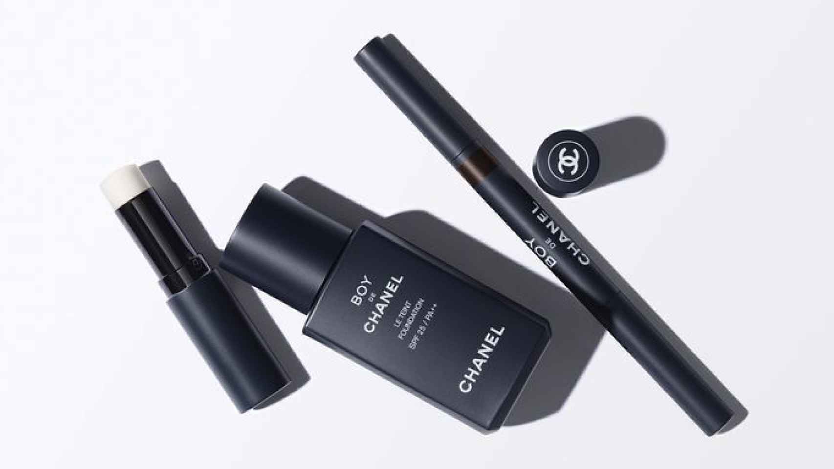 Productos de la nueva colección de maquillaje masculina de 'Chanel'.