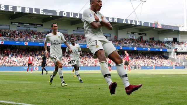 Mbappé, celebra un gol ante el Gingamp.
