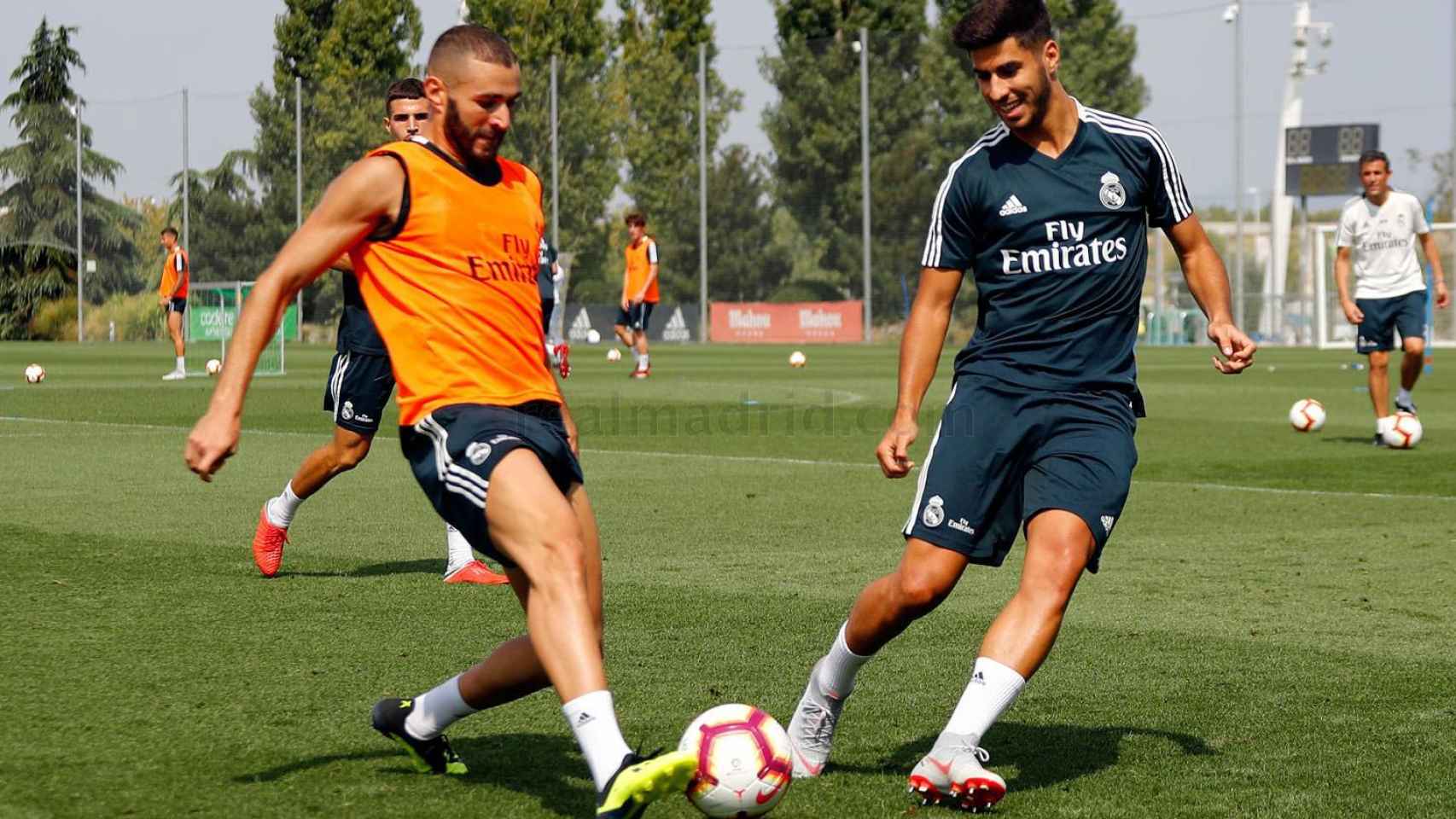 Benzema y Asensio pelean el balón en el entrenamiento del Real Madrid
