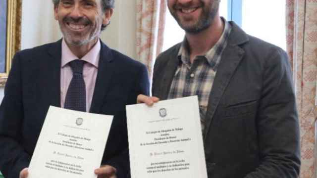 Francisco Javier Lara y Dani Rovira después de nombrar al actor presidente de honor de la sección animalista