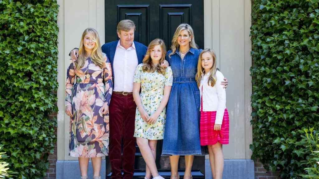 Guillermo y Máxima de Holanda junto a sus hijas, Amalia, Alexia y Ariane.