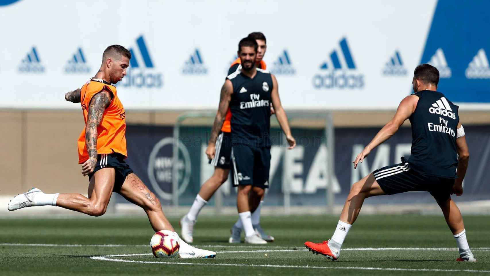 Sergio Ramos se prepara para golpear el balón en el entrenamiento