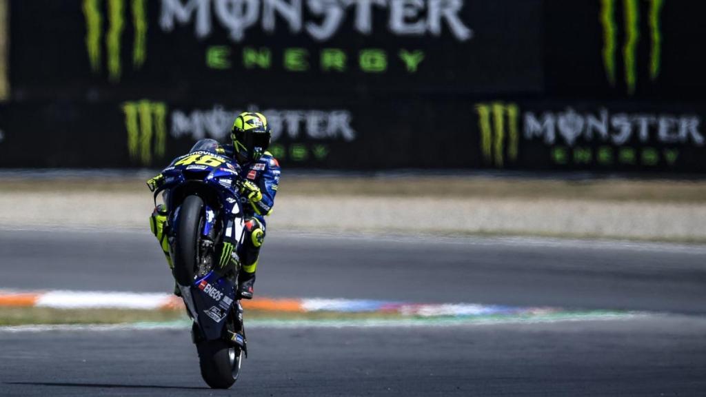Valentino Rossi levanta la rueda delantera de su YZR-M1, en Brno.