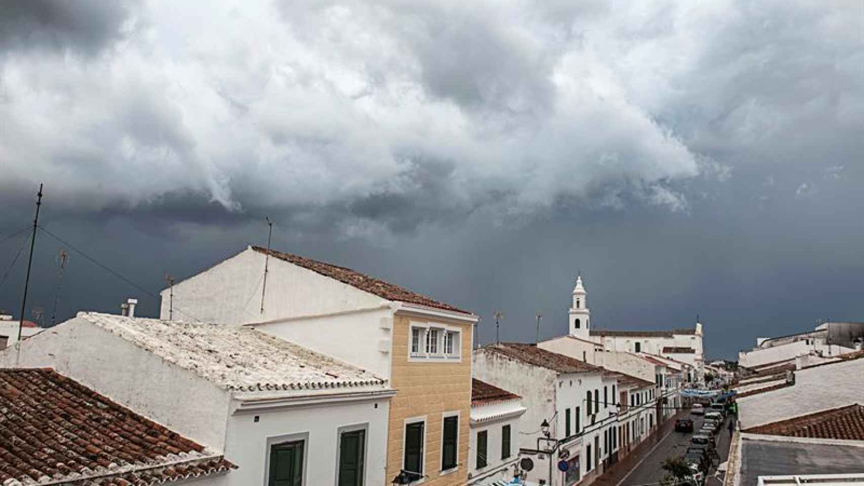 Negras nubes se ciernen sobre Sant Lluís, Menorca. (Archivo)