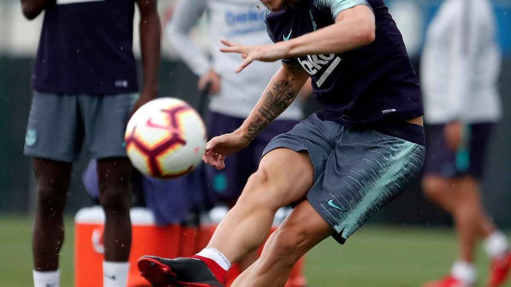 Rakitic, en un entrenamiento con el Barça.