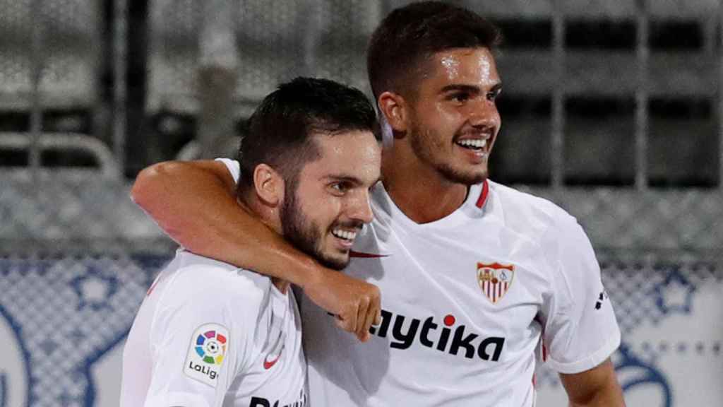 Sarabia y André Silva se abrazan tras un gol del Sevilla