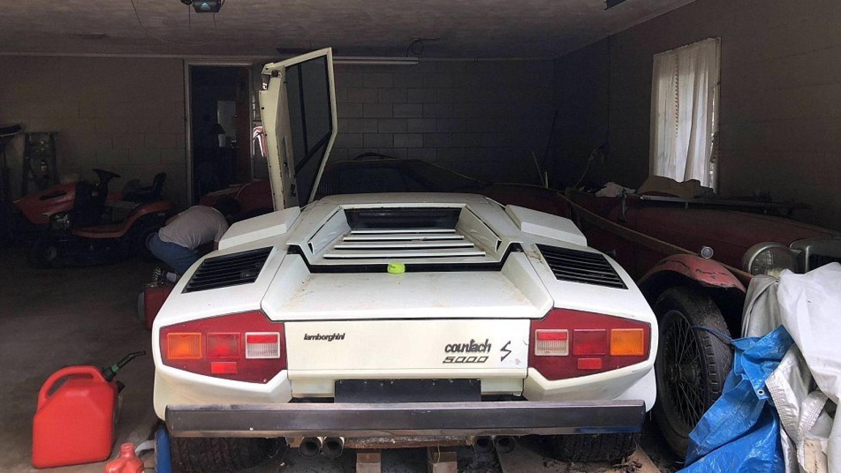 Encuentra un Lamborghini y un Ferrari abandonados en el garaje de su abuela