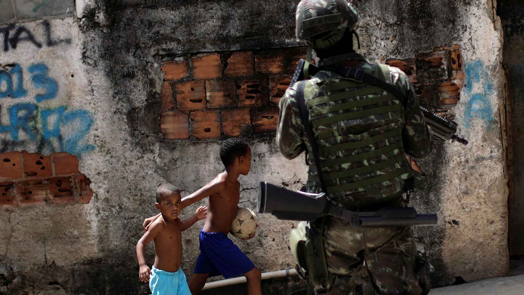 Un soldado patrulla las calles de la favela Alemão.