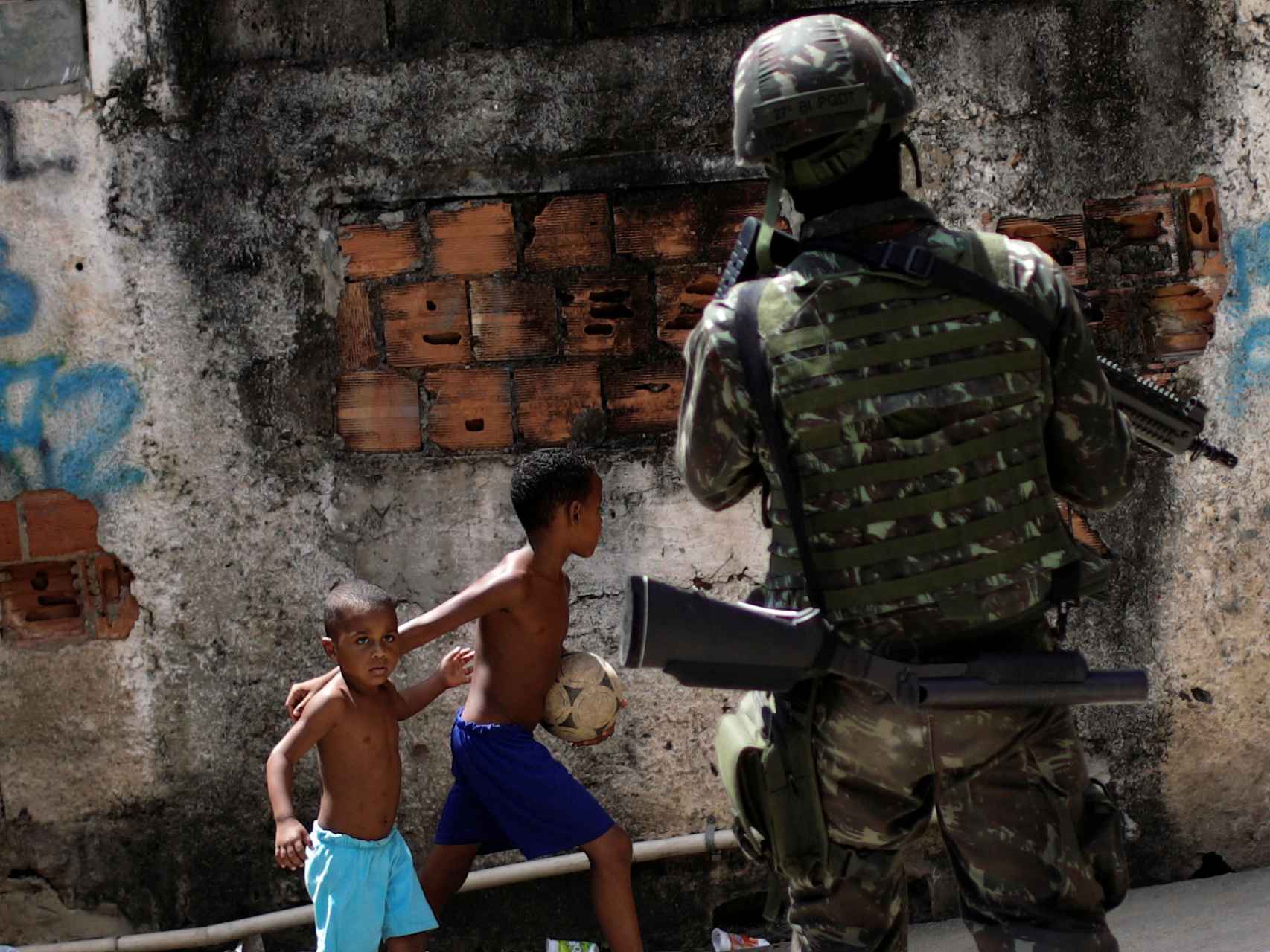 Un soldado patrulla las calles de la favela Alemão.
