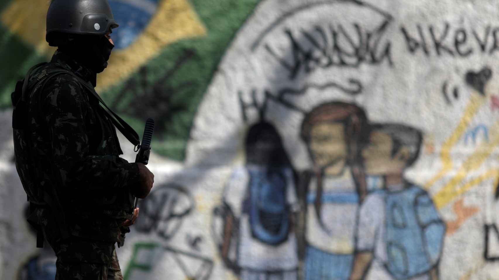 Un soldado brasileña en una favela.