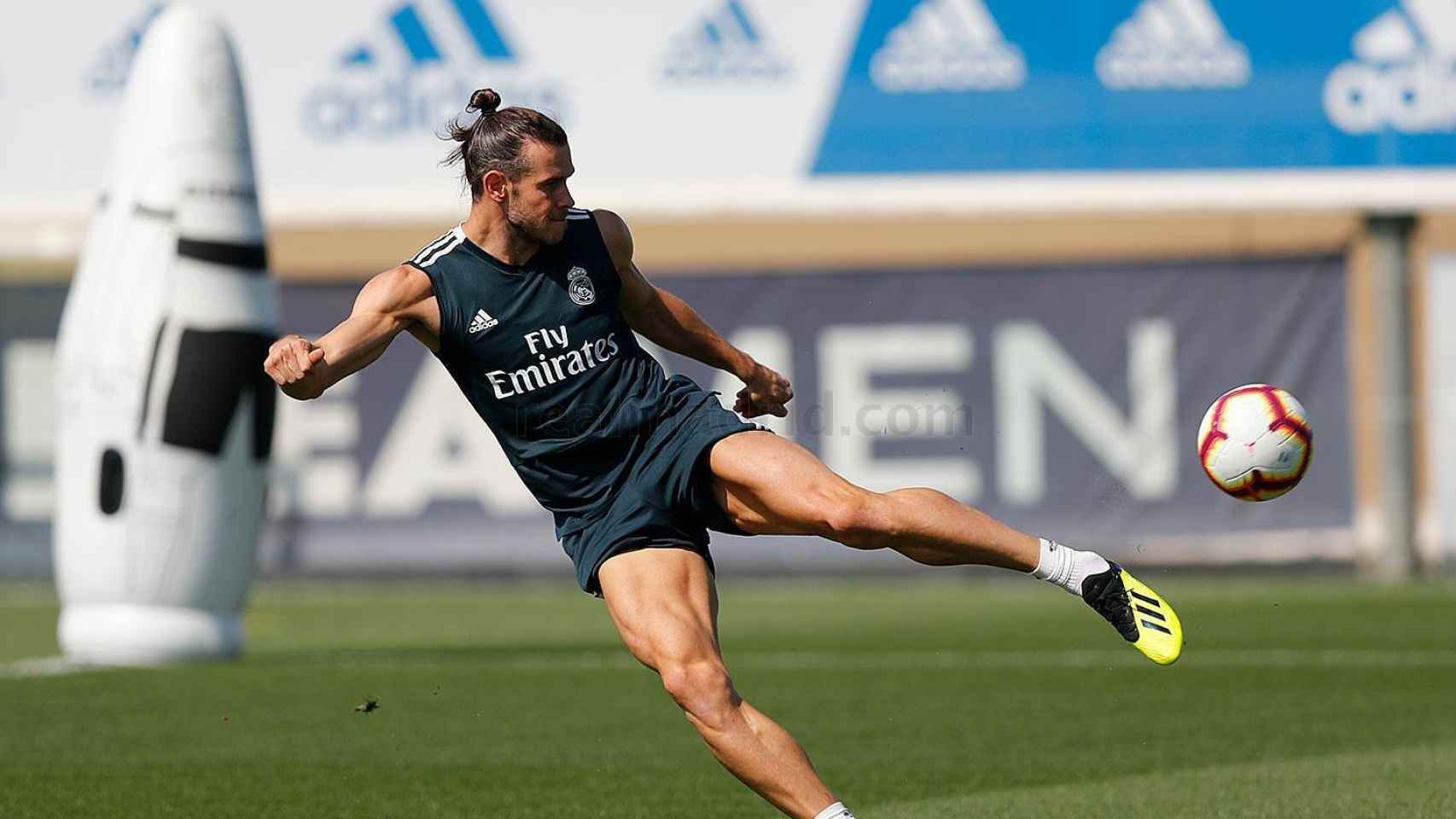 Bale golpea el balón durante el entrenamiento del Real Madrid