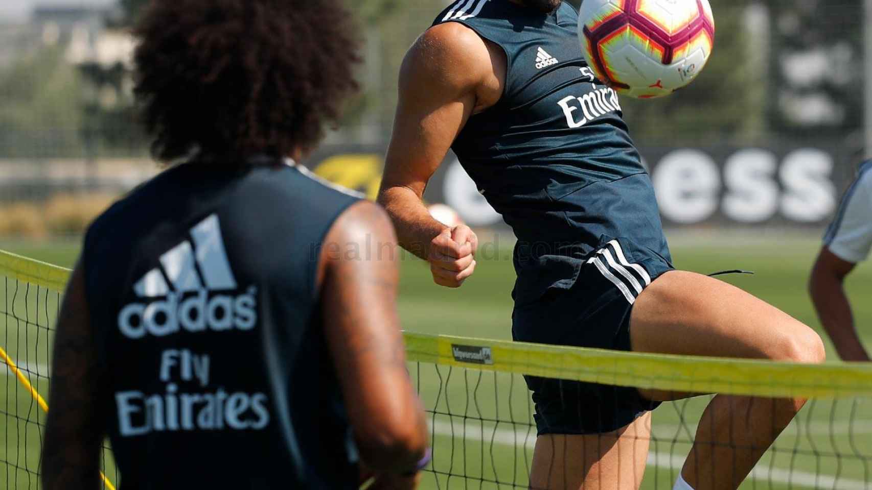 Benzema controla el balón ante la mirada de Marcelo