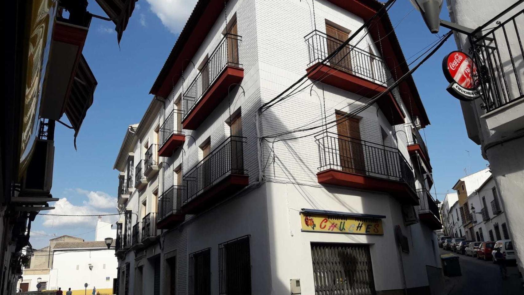 El edificio propiedad de Juan José García Román en su pueblo, Castro del Río (Córdoba). - Eduardo del Campo