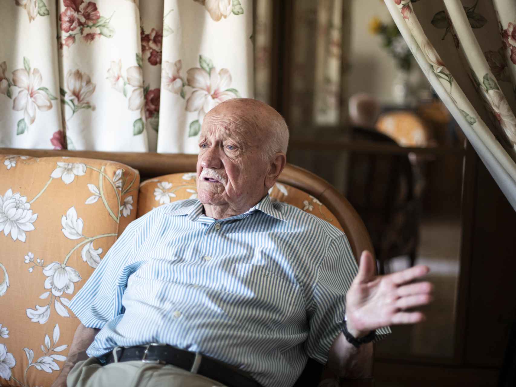 Mariano Muñoz de 88 años en el sofá de su casa