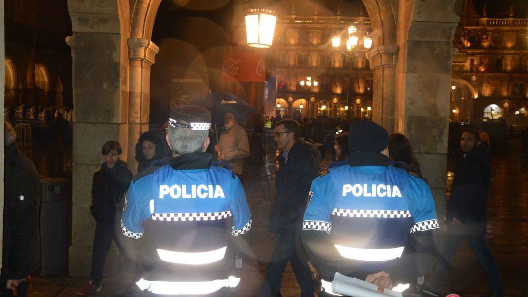 policia local plaza mayor noche