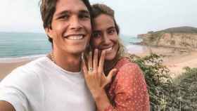 María Pombo y Pablo Castellano posando en las redes sociales con el anillo de pedida de mano.