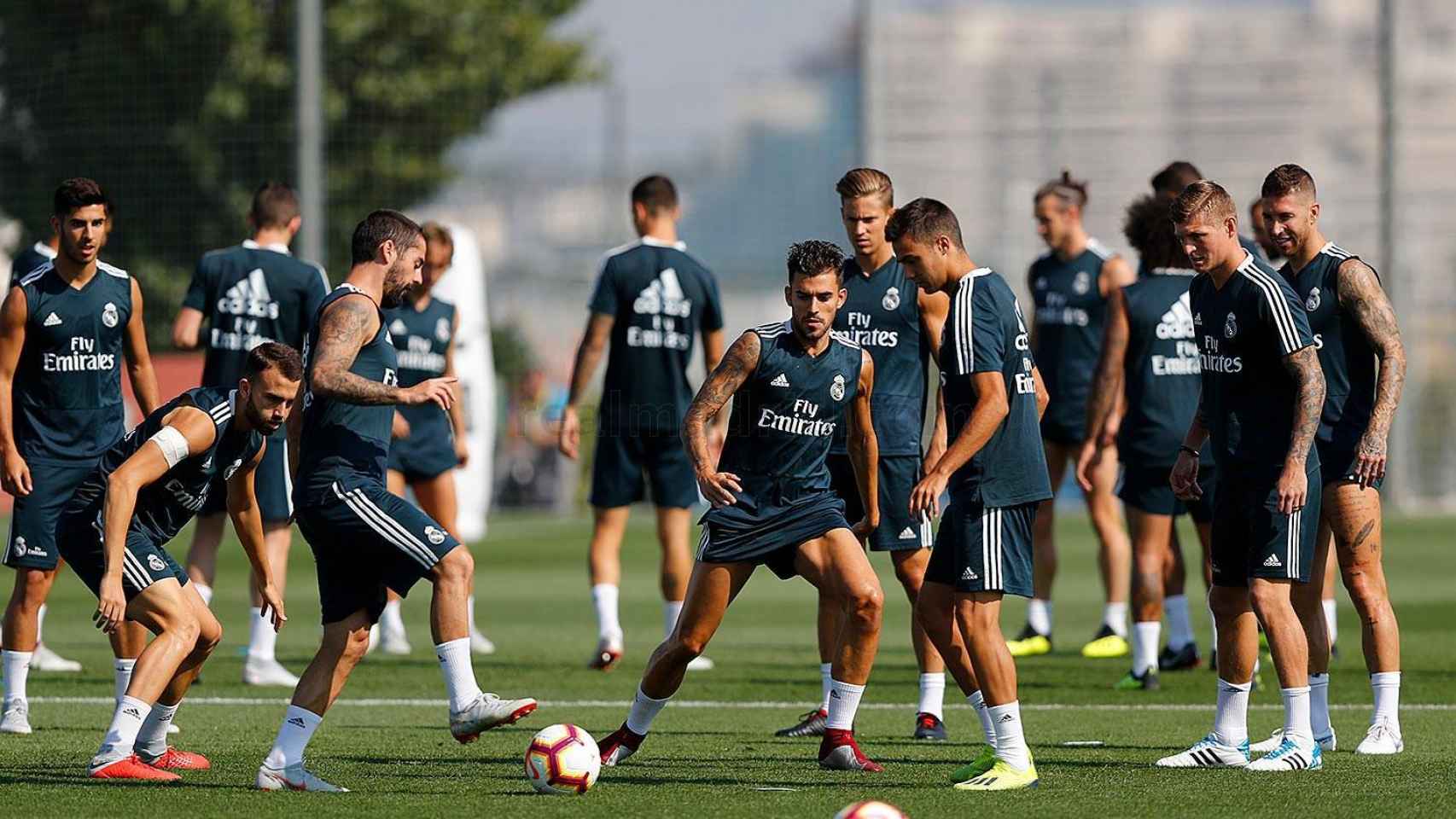 Los jugadores del Real Madrid realizan un rondo durante el entrenamiento en la Ciudad Real Madrid