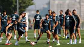 Los jugadores del Real Madrid realizan un rondo durante el entrenamiento en la Ciudad Real Madrid